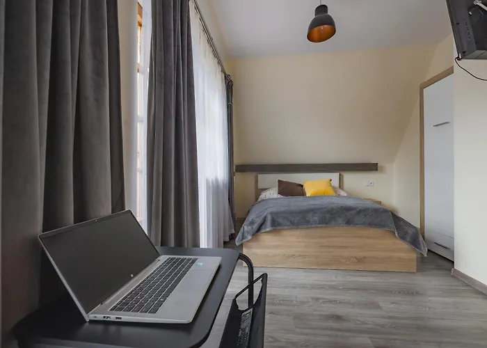 Budget - Tanie Burtek ホームステイ